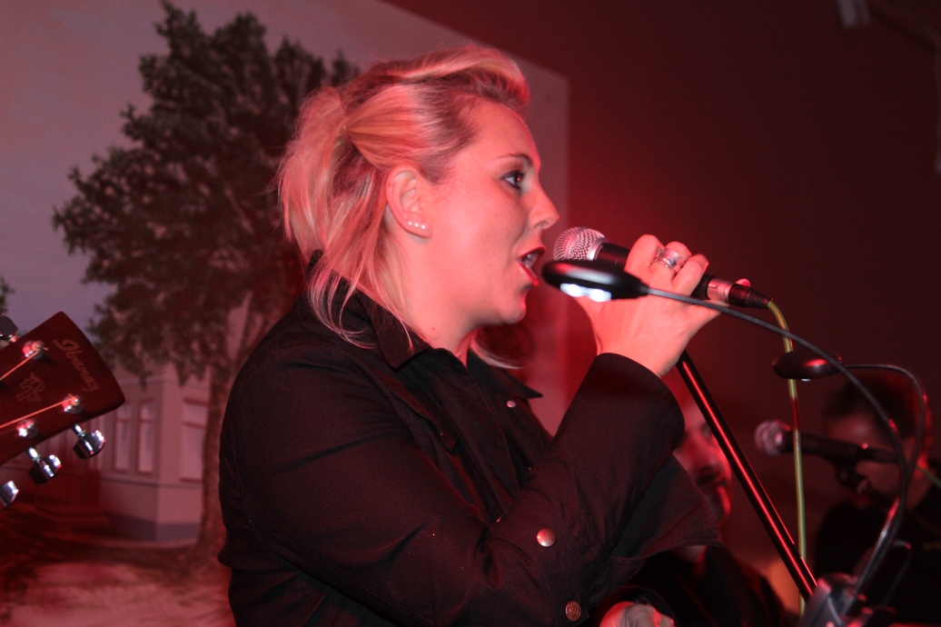 Nicki singt