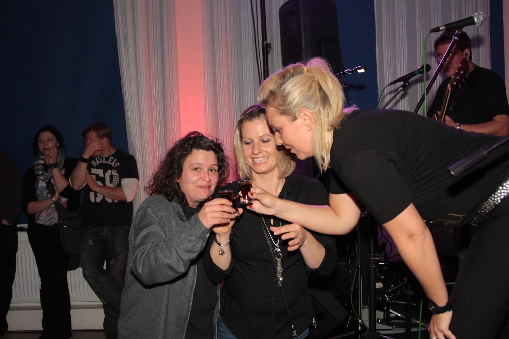 Nicki mit Freundinnen
