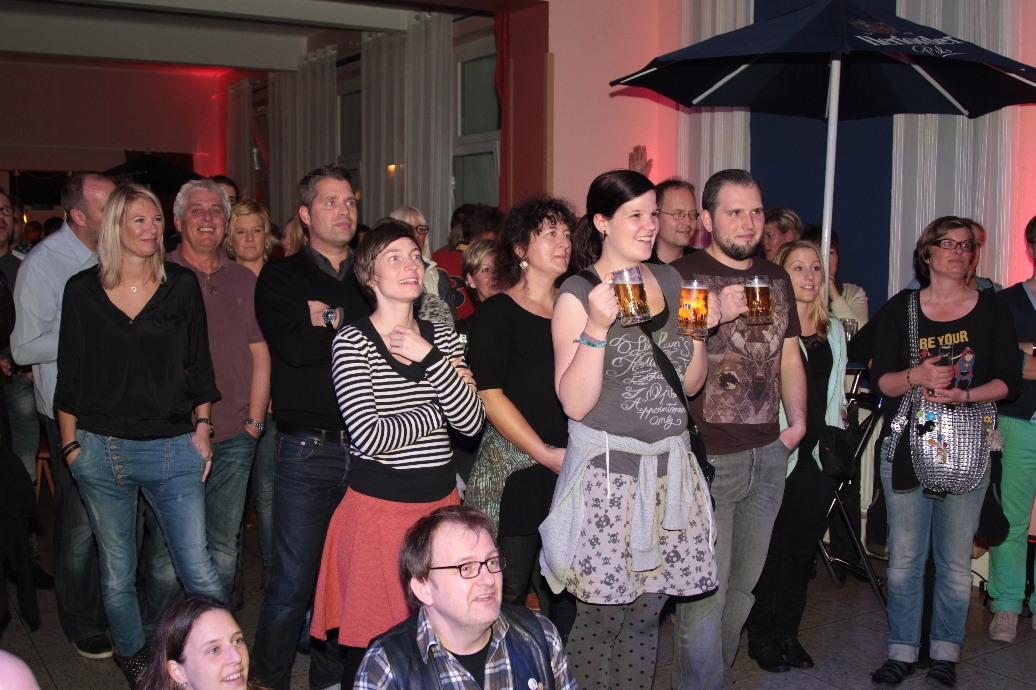 Das Publikum freut sich beim Zuhren