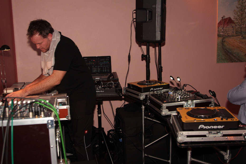 Chris mit Handtuch am DJ-Pult