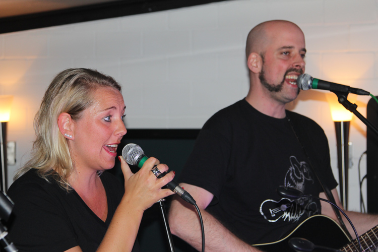 Nicki und Gunnar beim Singen