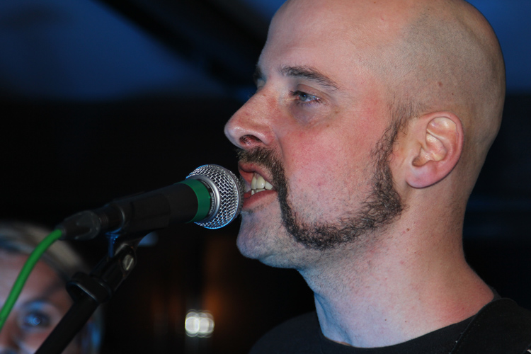 Nahaufnahme von Gunnar beim Singen