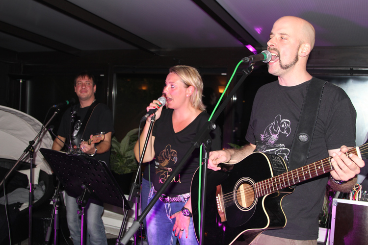 Gunnar und Nicki singen whrend Christian Gitarre spielt