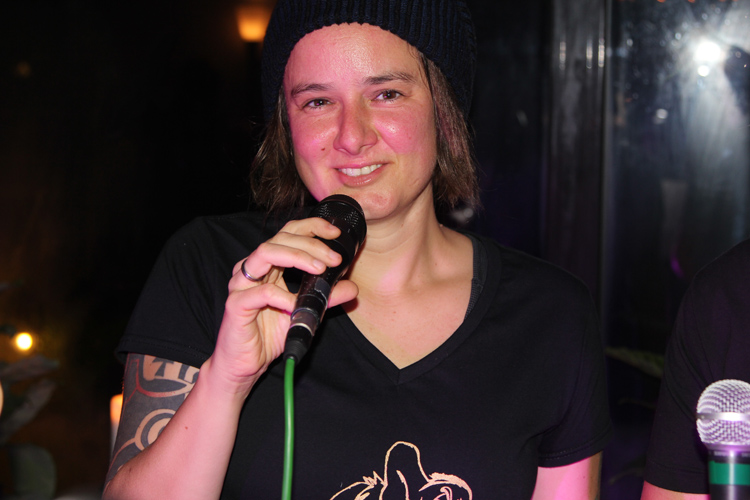 Nahaufnahme von Eva mit Mikrofon
