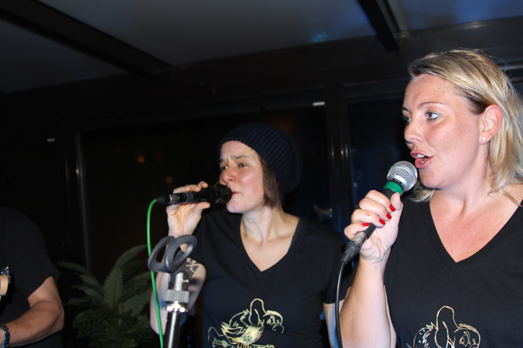 Nicki und Eva singen gemeinsam