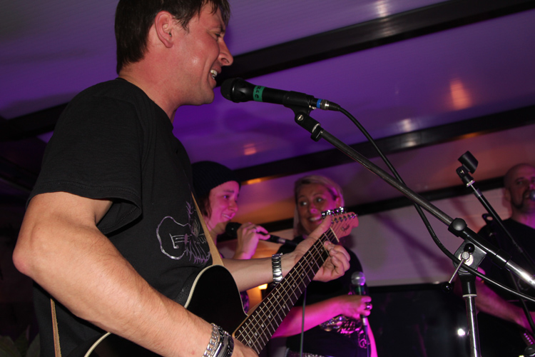 Christian von links aufgenommen beim Gitarre spielen