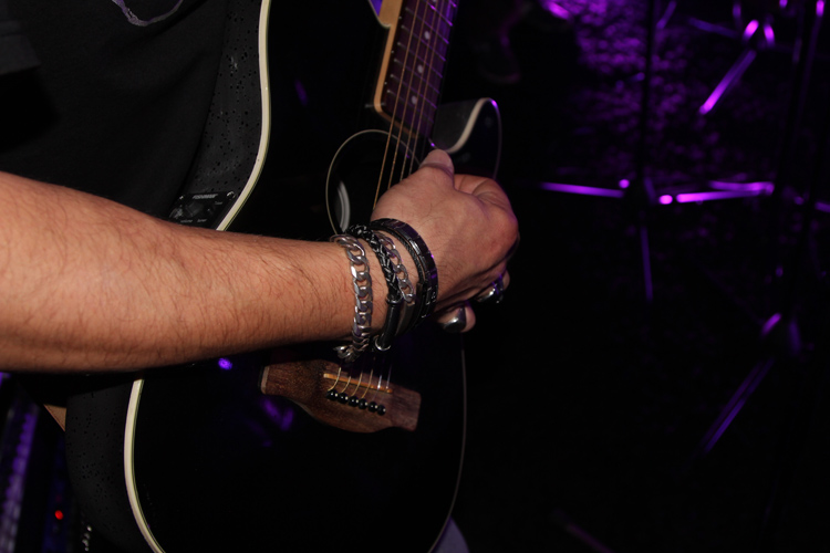 Nahaufnahme Christians Hand mit Gitarre