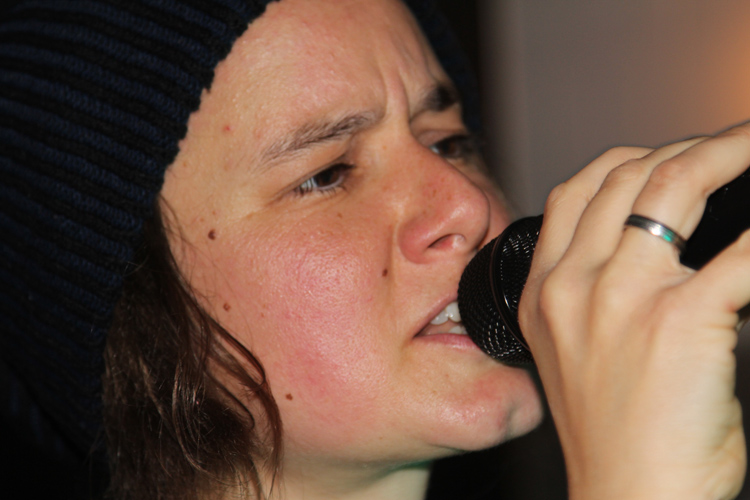 Nahaufnahme von Eva beim Singen