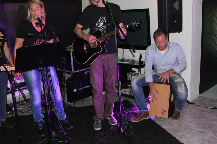 Chris Brcker begleitet Tabu am Cajon