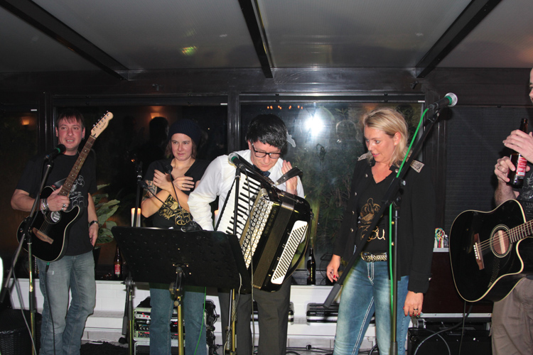 Mr. Udo 66 mit Band als Frontalaufnahme